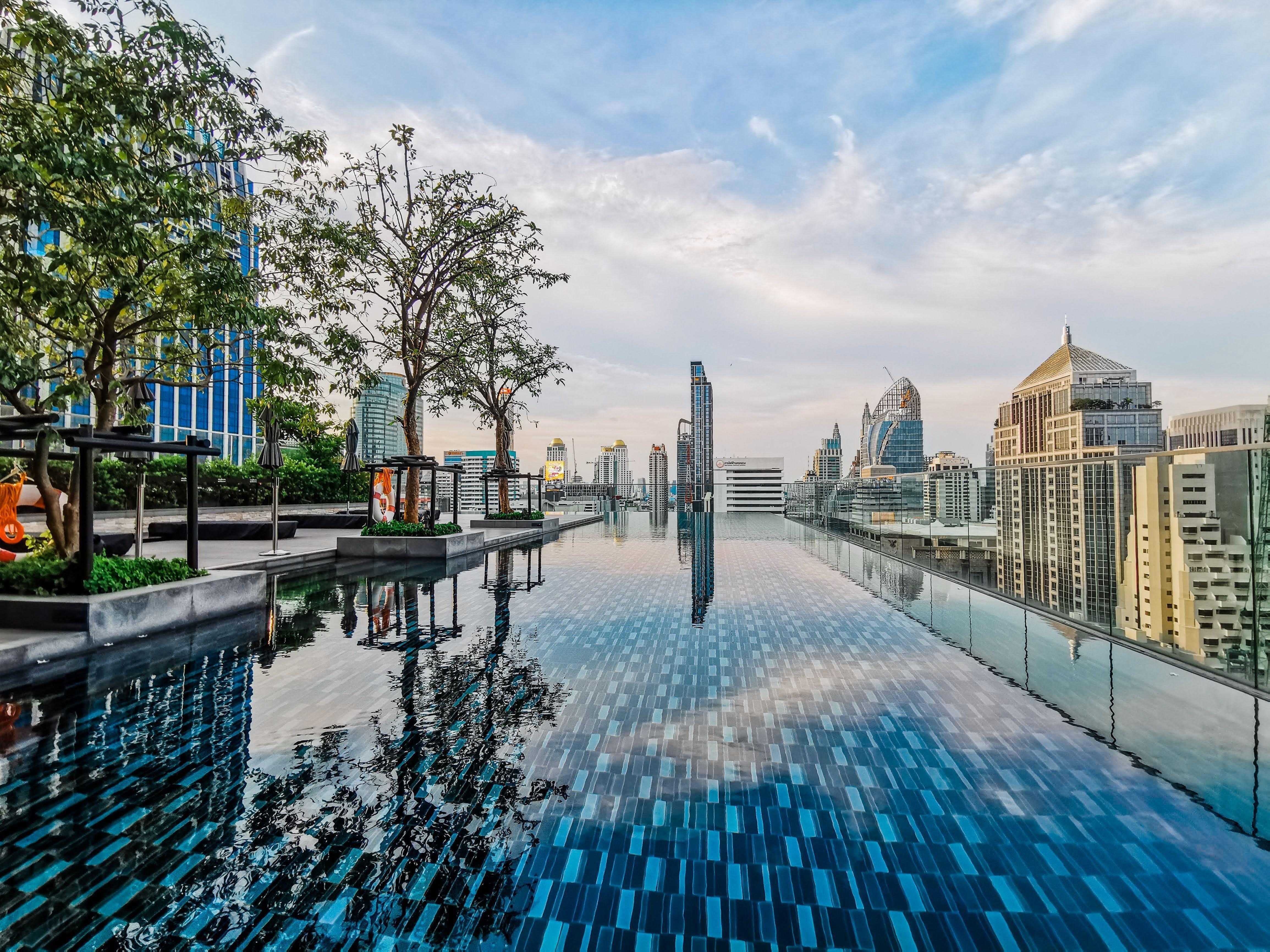 Sindhorn Midtown Hotel Bangkok, Vignette Collection By Ihg Exterior photo The pool at the 33rd floor of the hotel