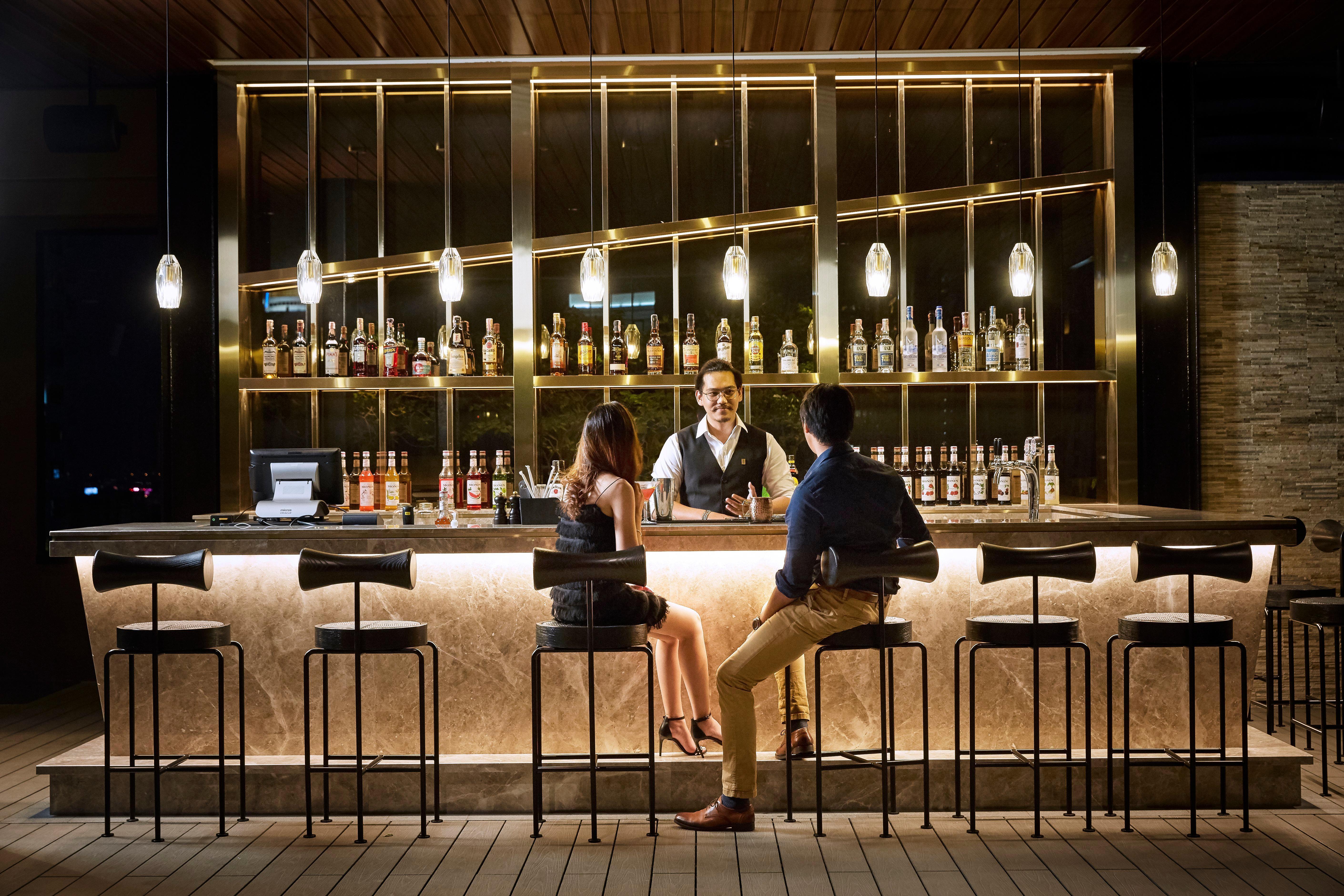 Sindhorn Midtown Hotel Bangkok, Vignette Collection By Ihg Exterior photo The bar at the 101 Skybar