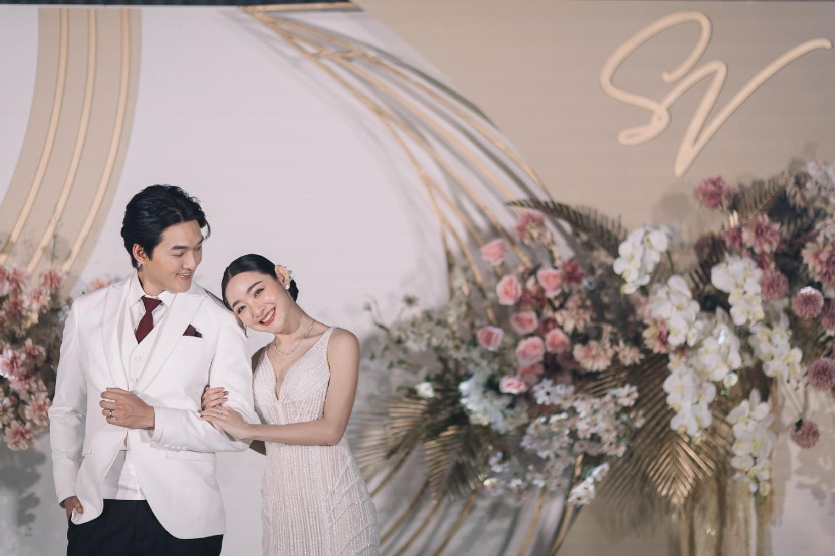 Sindhorn Midtown Hotel Bangkok, Vignette Collection By Ihg Exterior photo Wedding photo of Song Joong-ki and Song Hye-kyo