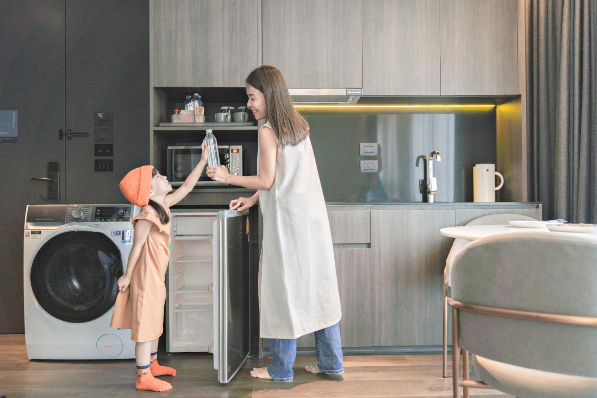Sindhorn Midtown Hotel Bangkok, Vignette Collection By Ihg Exterior photo A Samsung refrigerator