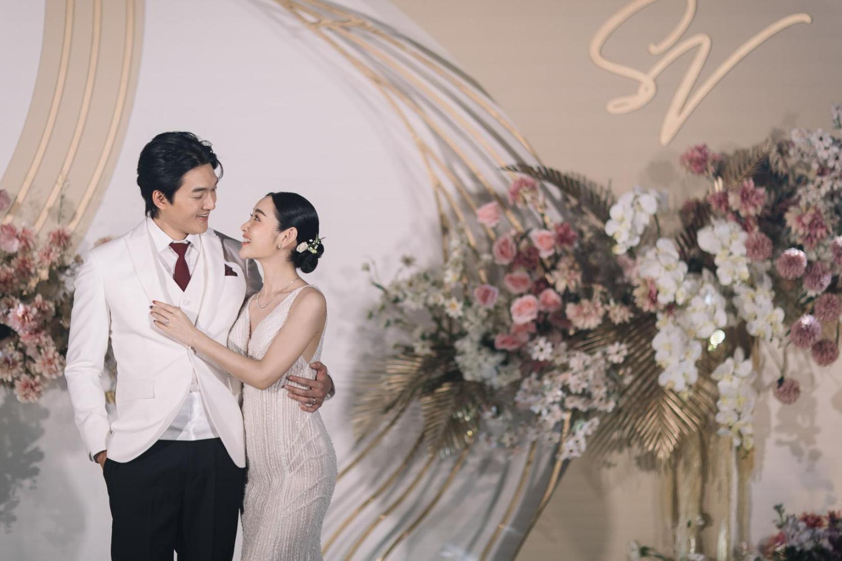 Sindhorn Midtown Hotel Bangkok, Vignette Collection By Ihg Exterior photo Wedding photo of Lee Byung-hun and Lee Min-jung
