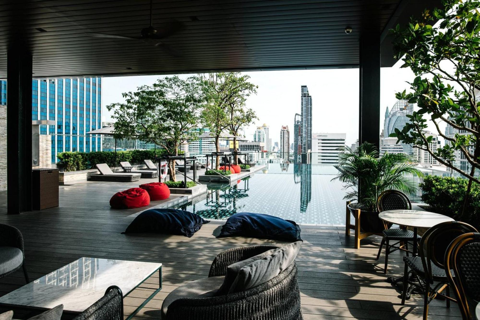 Sindhorn Midtown Hotel Bangkok, Vignette Collection By Ihg Exterior photo The rooftop pool at the hotel