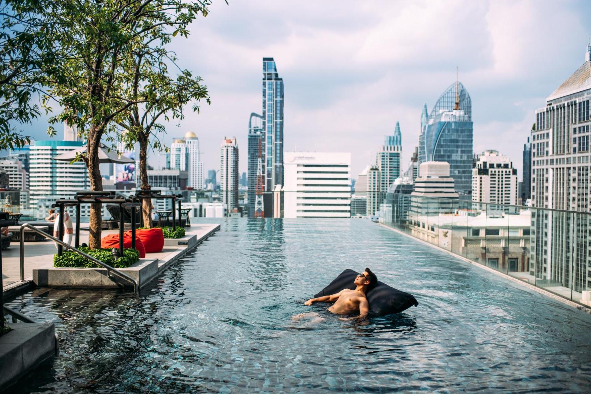 Sindhorn Midtown Hotel Bangkok, Vignette Collection By Ihg Exterior photo The rooftop pool at the U Sathorn